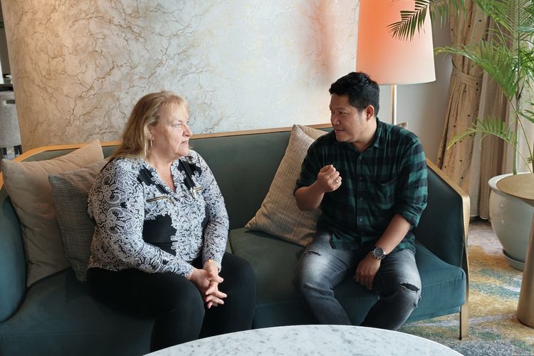 Global Principal Aveva, Cindy Crow (kiri) bersama jurnalis Kompas.com, Bill Clinten (kanan) dalam wawancara eksklusif dengan KompasTekno di Ritz Carlton Pacific Place, Jakarta Selatan, Senin (13/4/2026).