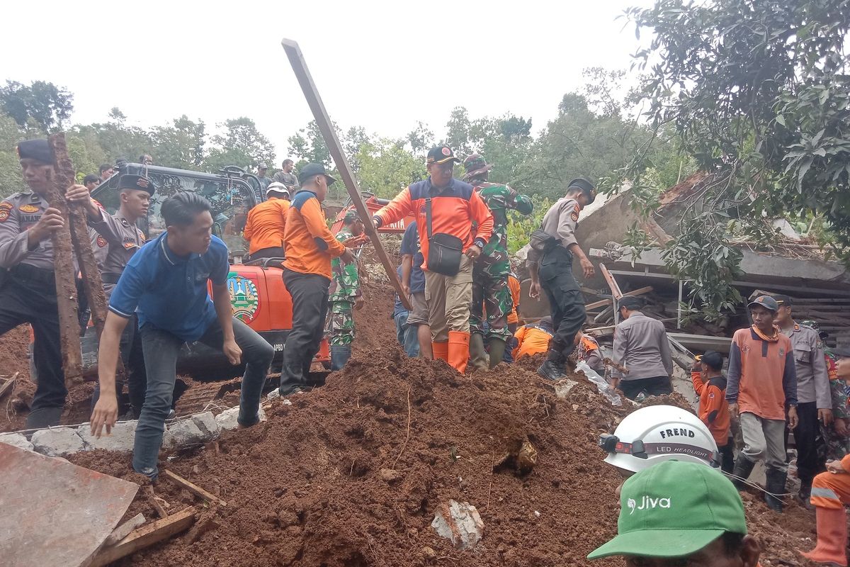 Upaya pencarian korban longsor di Dusun Banturejo, Desa Sambirejo, Kecamatan Wonosalam, Kabupaten Jombang, Jawa Timur, Kamis (23/1/2025).