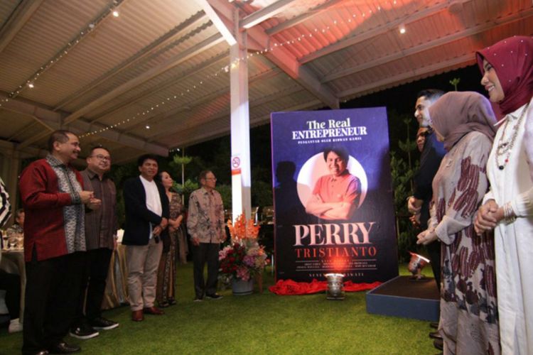 Perry Tristianto (ketiga dari kiri) dikenal sebagai Raja Factory Outlet (FO) Bandung berbagi lika-liku perjalanannya membangun bisnis lewat buku berjudul The Real Entrepreneur di Ballroom Hotel Padma Ciumbuleuit Bandung, Sabtu (22/2/2020) malam.