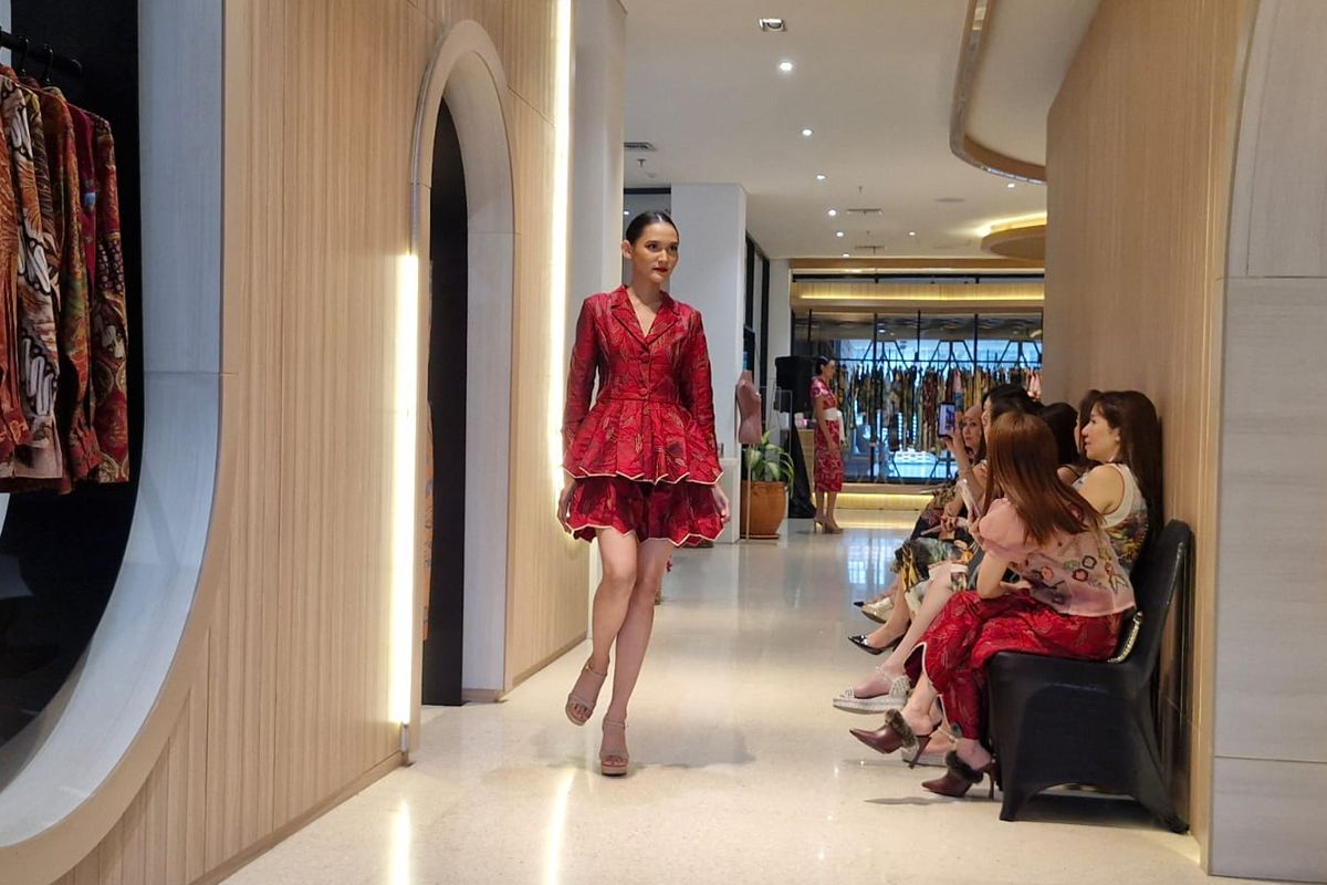 Koleksi Imlek karya desainer Amanda Hartanto dalam parade mode yang digelar di Sarinah, Jakarta Pusat, Rabu (31/1/2024).