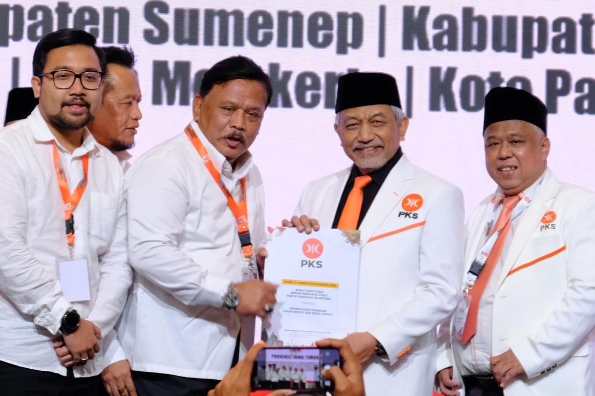 Pasangan Marhaen-Handy saat menerima rekom model B1-KWK dari Presiden PKS, Ahmad Syaikhu, di ICE BSD Tangerang, Banten, Selasa (20/8/2024). 