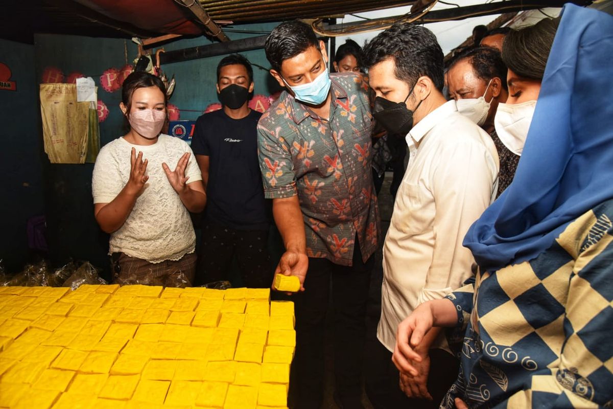 Wakil Gubernur (Wagub) Jawa Timur (Jatim) Emil Elestianto Dardak bersama sang isteri Arumi, mengunjungi Kampung Tahu di Kediri di Pusat Oleh-Oleh Khas Kediri 99 di Jalan Tinalan IV Barat No. 5, Tinalan, Pesantren, Kediri, Rabu (23/2/2022).