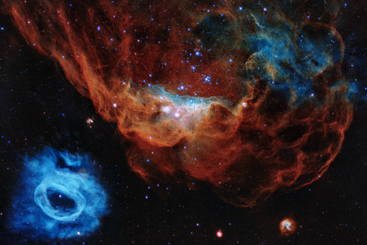 Gambar Cosmic Reef yang ditangkap oleh teleskop luar angkasa Hubble menunjukkan nebula merah raksasa (NGC 2014) dan nebula biru yang lebih kecil (NGC 2020.) 