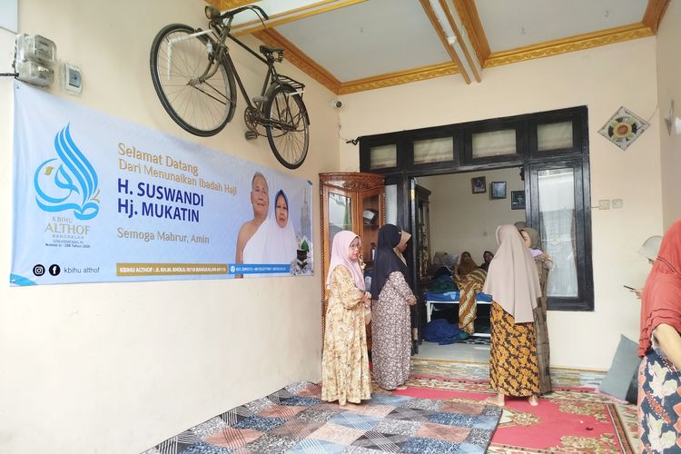 Jenazah Mukatin tiba di rumah duka di  RT 03 RW 09, Perumahan Pondok Halim 2, Kecamatan Burneh, Kabupaten Bangkalan, Jumat (20/6/2025).