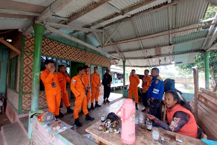 Tim SAR Gabungan telah bersiap di Posko pencarian yang ada di Kampung Sukahurip Desa Godog Kecamatan Karang Pawitan bersiap melakukan pencarian 7 orang warga yang dilaporkan hilang saat jalan-jalan pahi di Gunung Godog, Senin (21/10/2024)