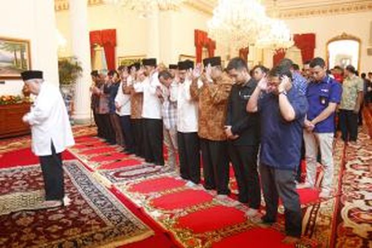 Presiden Joko Widodo (enam kiri) shalat dengan wartawan yang bertugas di lingkungan Istana Presiden saat acara buka puasa bersama di Istana Negara, Jakarta, Senin (6/7/2015). Acara ini juga dihadiri oleh sejumlah menteri Kabinet Kerja dan diisi dengan shalat berjamaah dengan wartawan.