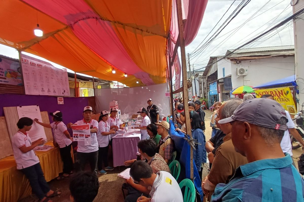 Sejumlah warga tengah menyaksikan proses penghitungan suara di TPS 125, Kampung Tanah Merah, Jalan Perjuangan, Tugu Selatan, Koja, Jakarta Utara, Rabu (14/2/2024).