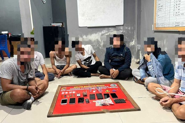 7 terduga pelaku penyalahgunaan narkotika saat ditangkap Satresnarkoba Polres Lombok Tengah