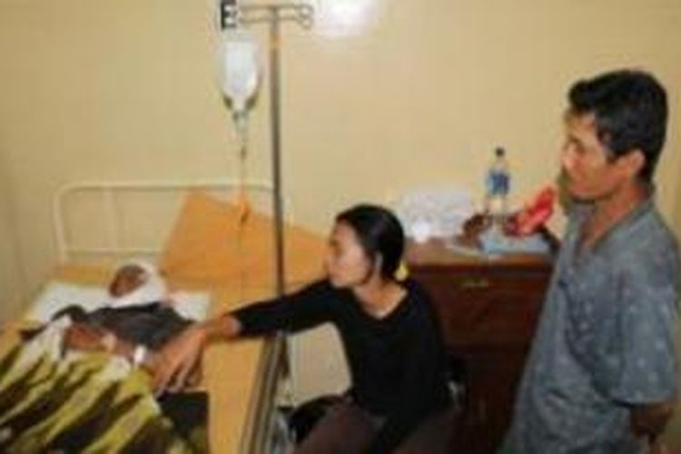 Ryan Kurniawan (17), korban bentrokan antara massa Front Pembela Islam (FPI) dan warga di Desa Blimbing, Paciran, Lamongan dirujuk ke Rumah Sakit Medika, Tuban, Senin (12/08/2013) pagi. 