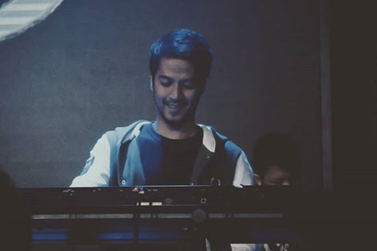 Keyboardist Adhietya Mukti.