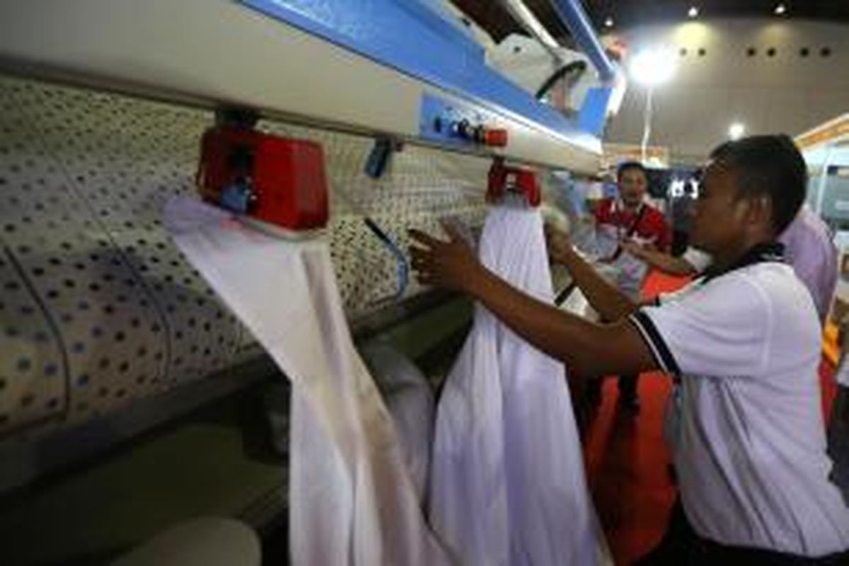 Penjual mempraktikkan cara kerja mesin dalam Clean and Laundry Expo 2015 di Jakarta International Expo, Kemayoran, Jakarta, Kamis (26/3/2015). Pameran yang berlangsung hingga 28 Maret ini diikuti oleh sekitar 70 peserta, memamerkan teknologi berbagai produk kebersihan dan alat pencucian.
