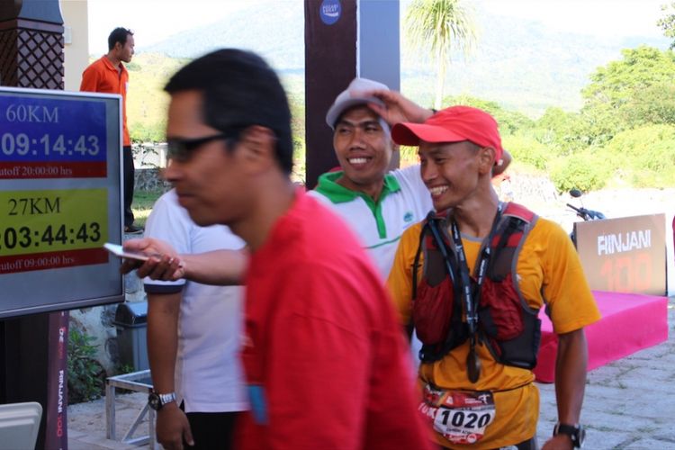 Pelari Indonesia, Fandhi Achmad, menjuarai lari lintas alam kategori 100 kilometer di Rinjani 100 tahun 2017, Gunung Rinjani Lombok Timur, Nusa Tenggara Barat. Fandhi mencatatkan waktu 33 jam 11 menit 55 detik. 
