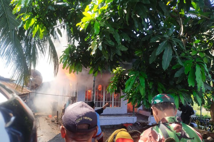 Foto: Sebuah rumah dan enam kamar kos di lingkungan Boanawa, Kelurahan Tetandara, Kecamatan Ende Selatan, Kabupaten Ende, Nusa Tenggara Timur (NTT) terbakar, Kamis (23/3/2023).