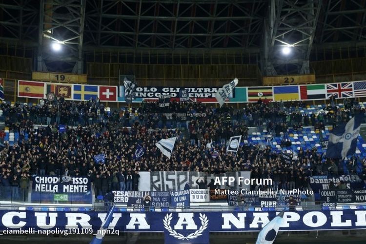 Suporter Napoli saat mendukung tim kebanggaan kontra Genoa di Liga Italia, 9 November 2019.