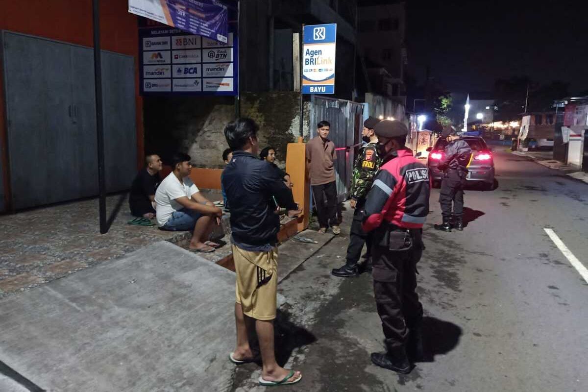Petugas Kepolisian tiap Polsek Polresta Tasikmalaya berpatroli tiap malam sampai dini hari membubarkan kerumunan sekaligus membangunkan ibadah sahur di bulan suci Ramadhan, Selasa (5/4/2022).