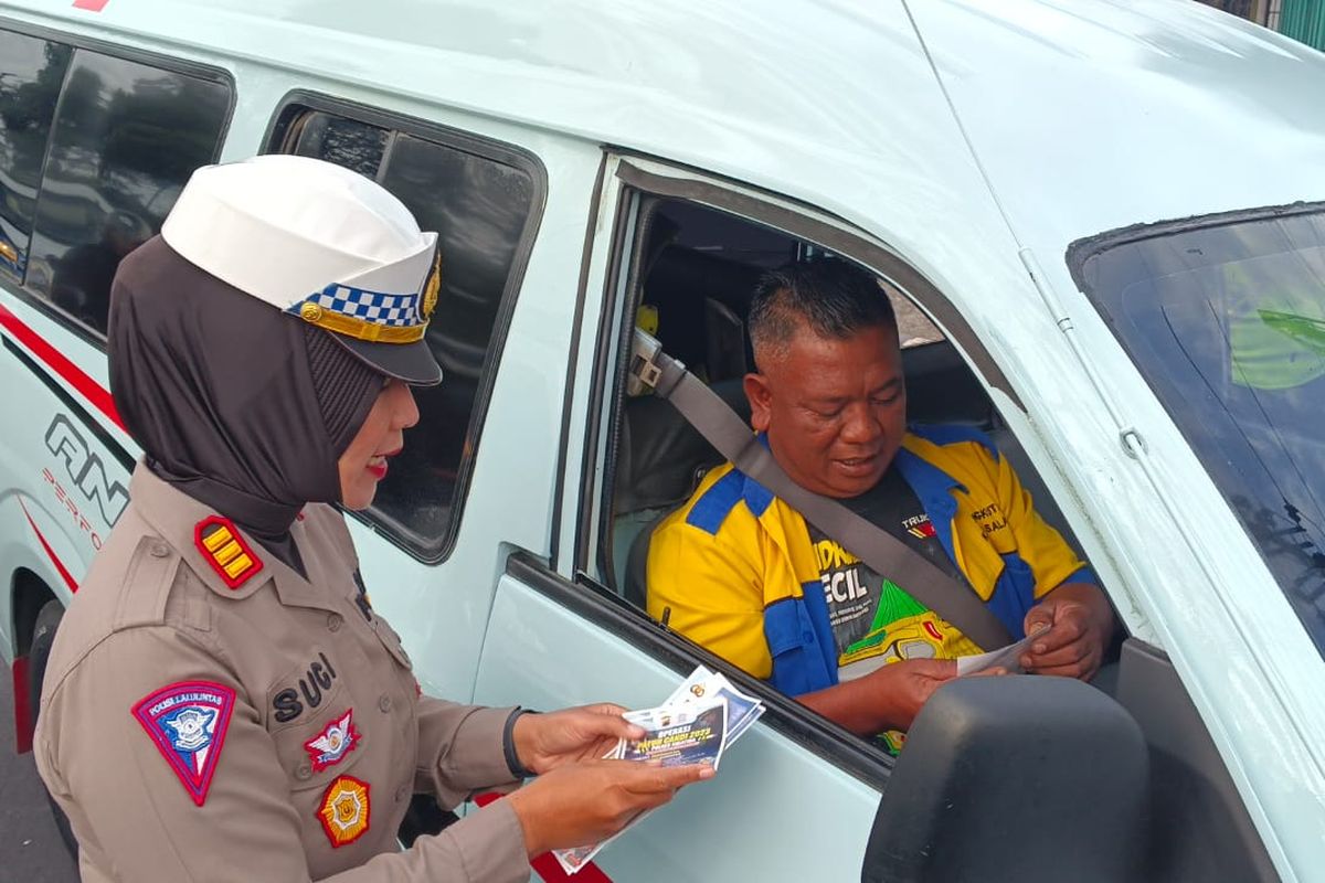 Pengendara yang patuh aturan lalu lintas diberi stiker oleh Kasat Lantas Polres Salatiga AKP Suci Nugraheni