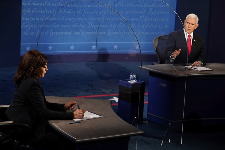 Wakil Presiden Mike Pence melihat calon wakil presiden (cawapres) dari Partai Demokrat Kamala Harris. Pence menjawab pertanyaan selama debat cawapres AS, Rabu (7/10/2020), di Kingsbury Hall di kampus University of Utah, Salt Lake City, Utah, AS.