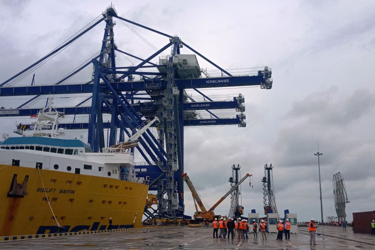 Tiga container crane berkapasitas 45 ton buatan Finlandia tiba di Pelabuhan Kualatanjung Multipurpose Terminal (KTMT), Kabupaten Batubara, Sumatera Utara, Kamis (13/12/2018)