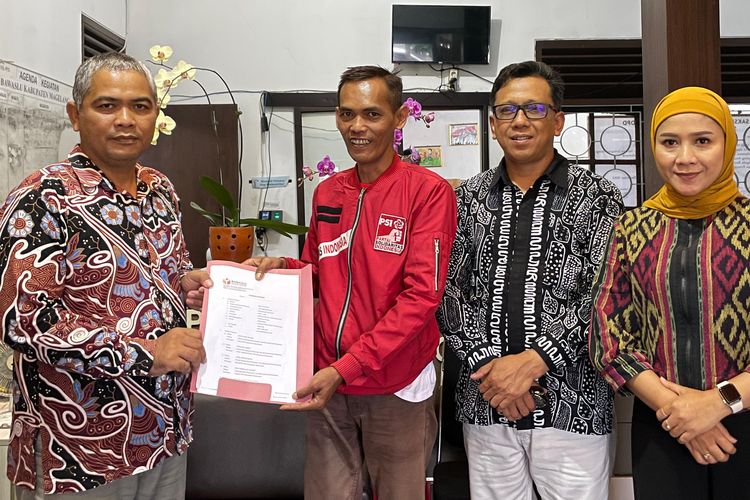 Ketua DPD PSI Kabupaten Magelang, Edy Wiratno (dua dari kiri) menerima bukti laporan terhadap anggota PPK Mertoyudan, Kamis (7/3/2024).