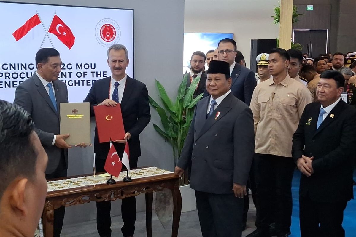 Presiden RI Prabowo Subianto menyaksikan pendatangan nota kesepahaman atau memorandum of understanding (MoU) antara Kementerian Pertahanan (Kemenhan) RI dan Sekretariat Industri Pertahanan Republik Turkiye pada acara Indo Defence di JIExpo, Jakarta, Rabu (11/6/2025)