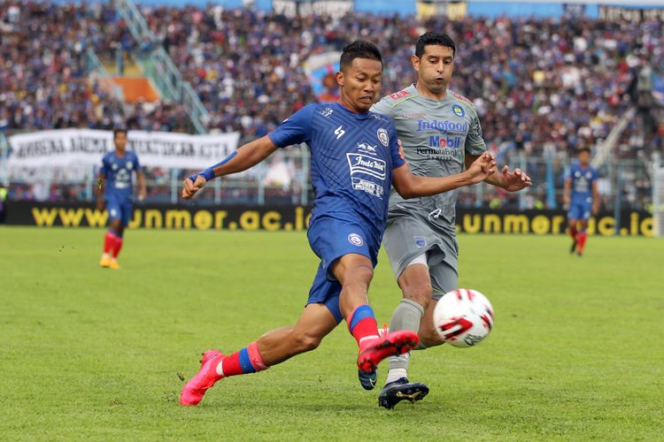 Pemain Arema FC Dendi Santoso dijaga ketat pemain Persib Bandung Esteban Viscarra pada pekan kedua Liga 1 2020 yang berakhir dengan skor 1-2 di Stadion Kanjuruhan Malang, Jawa Timur, Minggu (08/03/2020) sore.