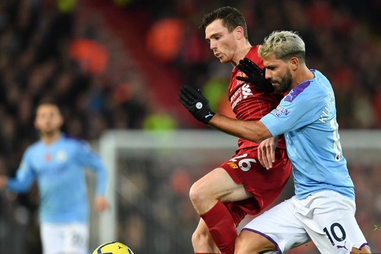 Andy Robertson (kiri) dan Sergio Aguero (kanan) berduel untuk merebut bola pada laga Liverpool Vs Man City di Stadion Anfield dalam lanjutan pekan ke-12 Liga Inggris, Minggu, 10 November 2019.