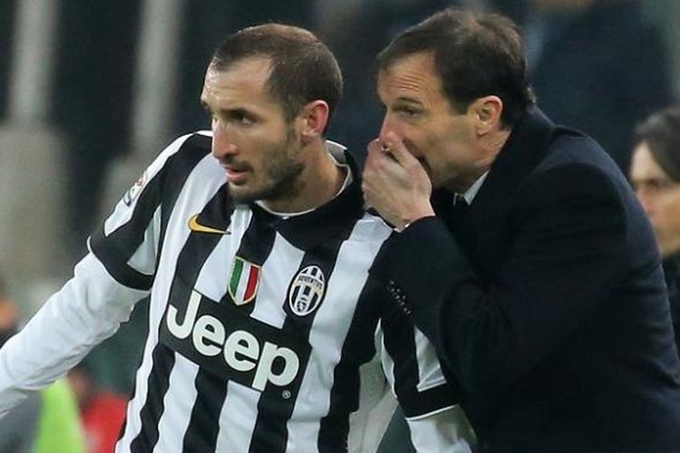 Bek Juventus, Giorgio Chiellini, tengah mendengarkan instruksi dari sang pelatih, Massimiliano Allegri, pada laga Serie A kontra AC Milan di Stadion Juventus, 7 Februari 2015.