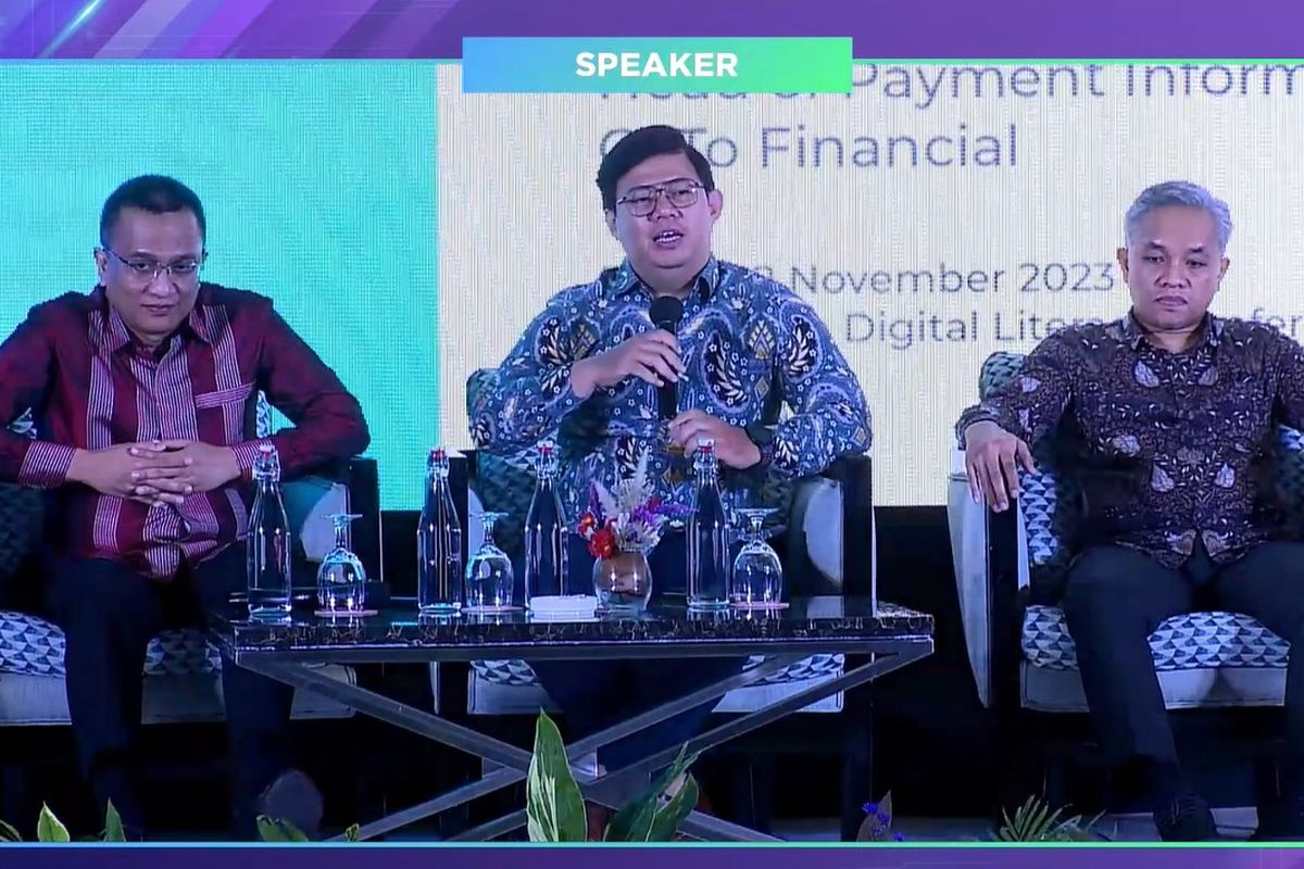 Head of Information Security GoTo Financial Ganesha Nara Saputra (tengah) menjadi pembicara dalam acara Indonesia Digital Literacy Conference 2023.  