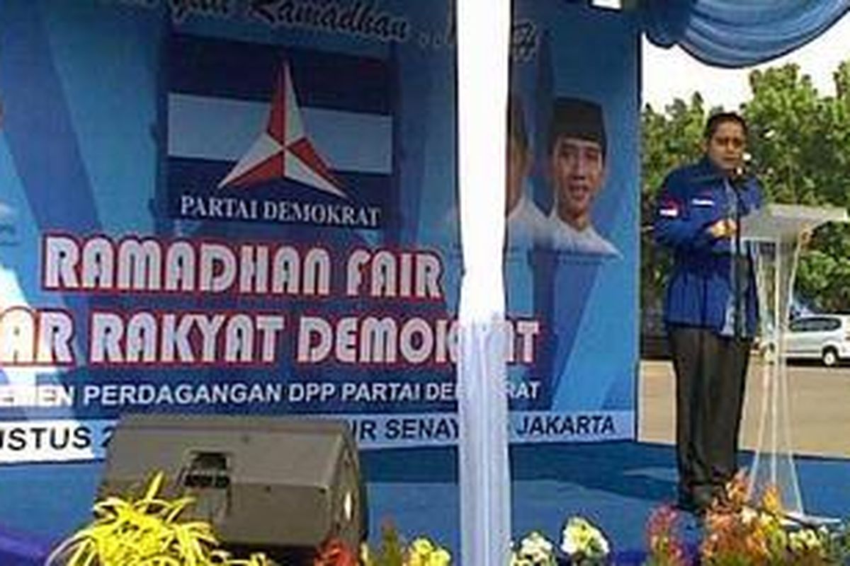 Ketua Umum Partai Demokrat Anas Urbaningrum membuka acara Pasar Rakyat Demokrat di Parkir Timur Senayan, Jumat (12/8/2011).