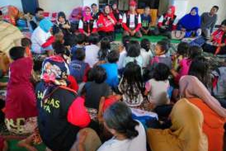 Debuti Perlindungan Anak dan Perlindungan Hak Perempuan dari Kementrian Pemberdayaan dan Perlindunga Anak Indonesia, Kamis (29/12) saat memberikan trauma healing kepada korban dampak bencana banjir.
