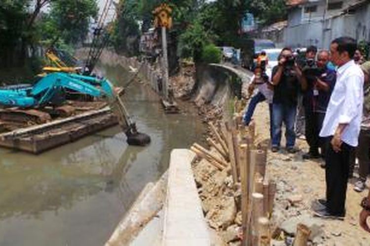 Gubernur DKI Jakarta Joko Widodo meninjau pekerjaan normalisasi Sungai Ciliwung di Menteng, Jakarta Pusat, Rabu (9/10/2013).