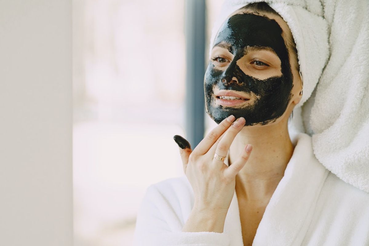 Activated Charcoal kini menjadi bahan populer yang terkandung dalam produk perawatan kulit. Arang aktif diklaim dapat memperbaiki tekstur dan penampilan kulit. 