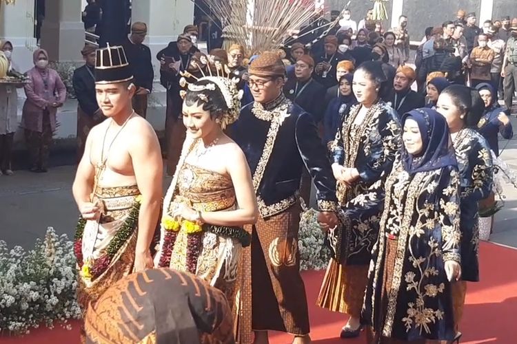 Kaesang Pangarep dan Erina Gudono dalam prosesi adat ngunduh mantu di Loji Gandrung Solo, Jawa Tengah, Minggu (11/12/2022).