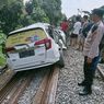Lewati Perlintasan KA Tanpa Palang Pintu, Taksi Online Dihajar Kereta Batu Bara, 5 Orang Luka-luka