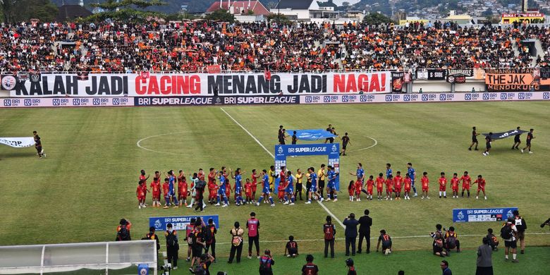 Atmosfer pertandingan big match BRI Liga 1 2026 antara Persija Jakarta melawan Persib Bandung semakin memanas jelang kick off di Stadion Segiri, Samarinda, Kalimantan Timur, Minggu (10/5/2026).