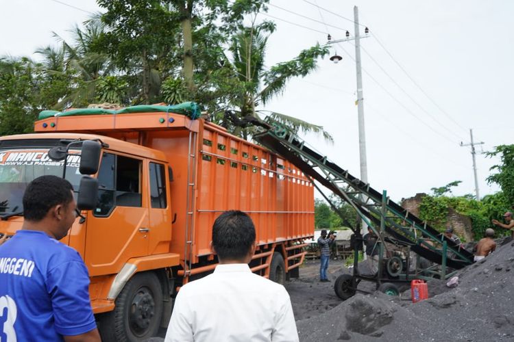 Bupati Lumajang Thoriqul Haq memantau aktivitas tata niaga pasir di Lumajang