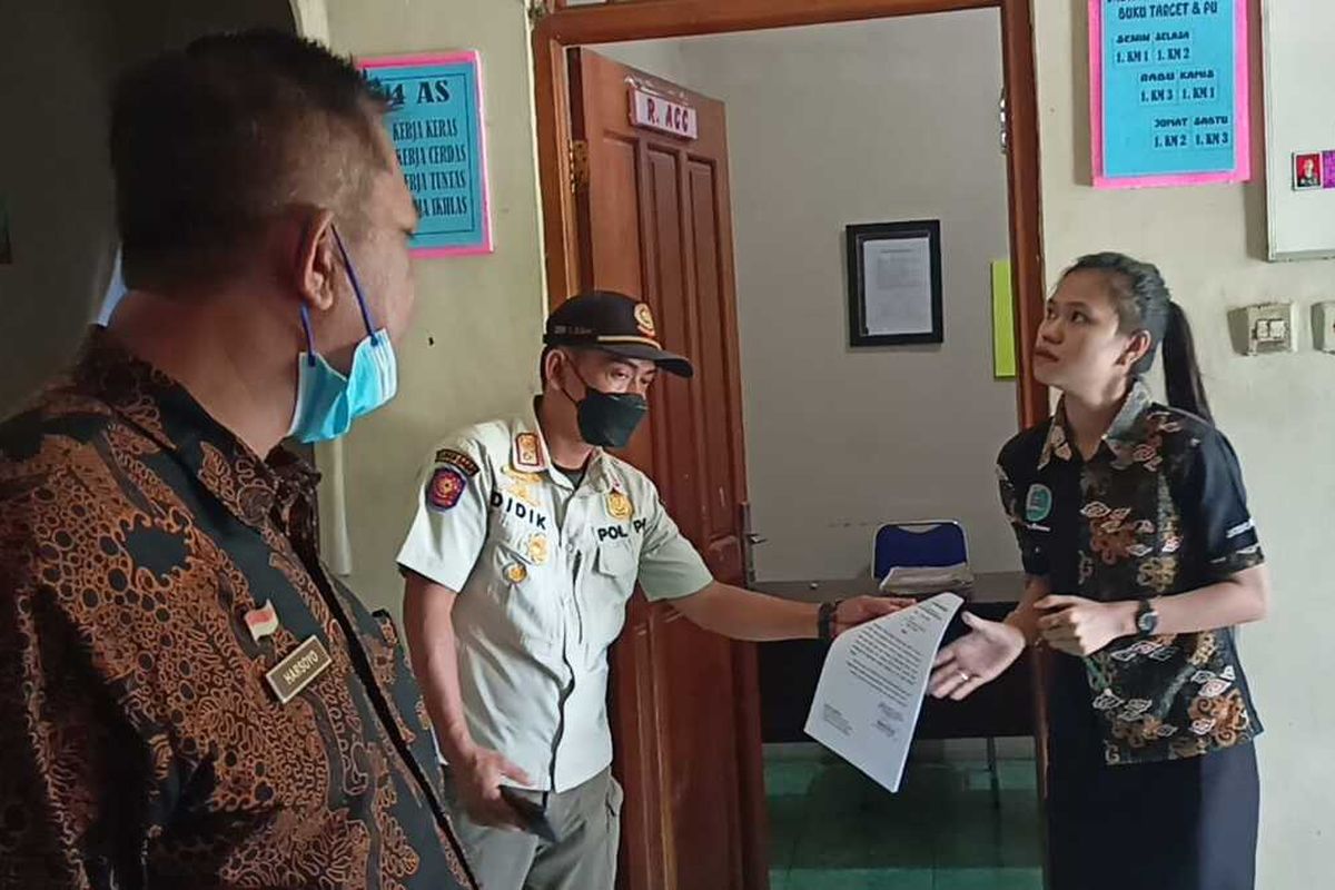 Kepala Dinas Koperasi UKM dan Perindustrian Kabupaten Ngawi Harsoyo. Beroperasi tanpa ijin, 3 perusahaan perseorangan yang mengaku koperasi diberhentikan operasionalnya. Selain tak berijin keberadadn koperasi terebut memberatkan nasabah peminjam dengan bunga yang cukup tinggi.