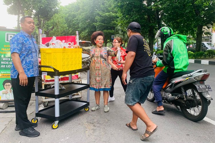 Ikon kuliner Surabaya Bu Rudy berbagi takjil di bulan suci Ramadhan untuk ojol yang melintasi didepan depotnya di Jalan Dharmahusada Surabaya, Jumat (7/3/2025) sore.