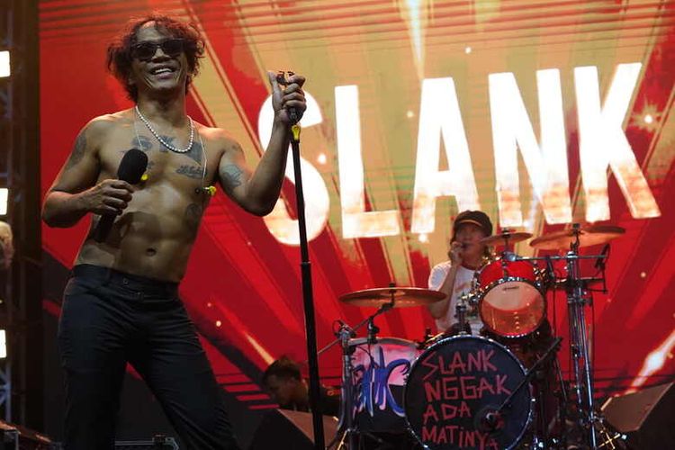 Penampilan band Slank pada acara PL Fair 2024. 