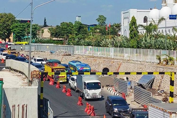 Potret kepadatan kendaraan di Kawasan Viaduk Gilingan, Kota Solo, Jawa Tengah (Jateng) pada Senin (17/2023).