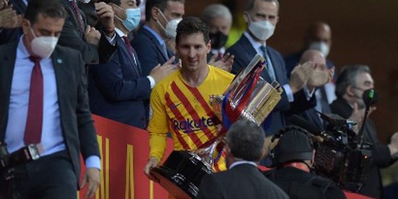 Barcelona's Argentinian forward Lionel Messi holds the trophy at the end of the Spanish Copa del Rey (King's Cup) final football match between Athletic Club Bilbao and FC Barcelona at La Cartuja stadium in Seville on April 17, 2021. (Photo by CRISTINA QUICLER / AFP)