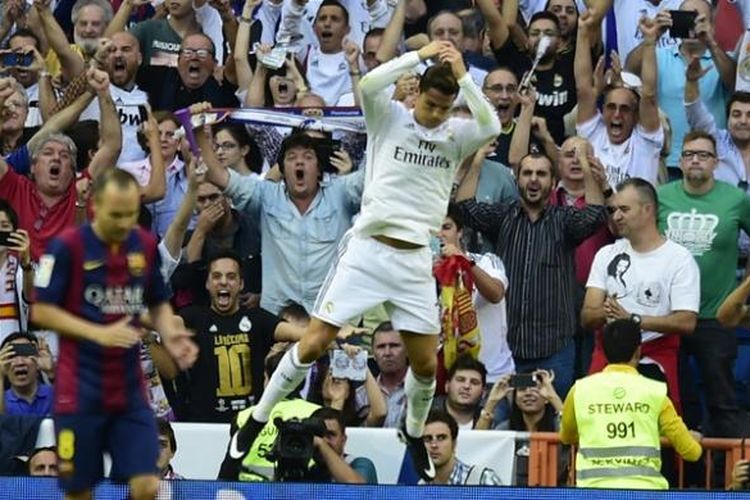 Bintang Real Madrid, Cristiano Ronaldo, merayakan golnya setelah berhasil membobol gawang Barcelona, Sabtu (25/10/2014). 
