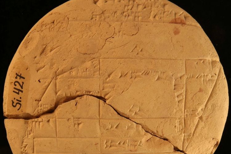 Tablet geometri tanah liat zaman Babilonia, Si.427. Lempeng ini disebut telah membalikkan sejarah matematika.