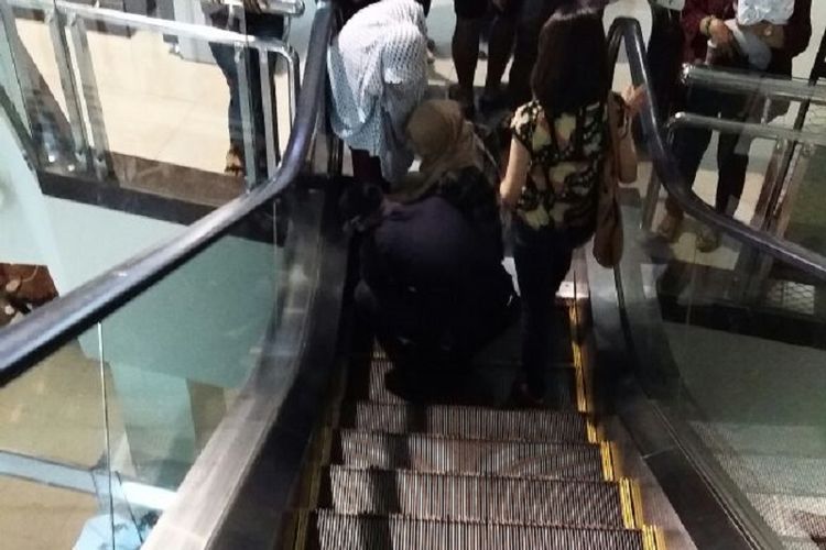 Ujung rok seorang pengunjung mal di Solo tersangkut di eskalator, Sabut (8/7/2017).