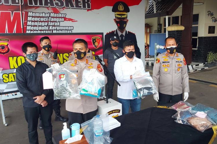Polisi menggelar konferensi pers di Mapolres Cimahi terkait kasus pembunuhan ibu muda di Padalarang, Kabupaten Bandung Barat, Kamis (12/5/2022).