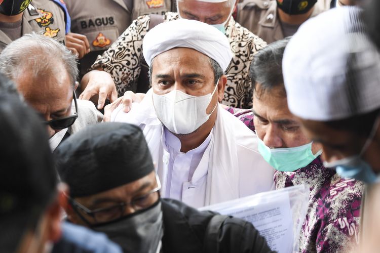 Islamic Defenders Front (FPI) chief Rizieq Shihab gets ready to be interrogated at Jakarta Metropolitan Police headquarters prior to his arrest on Saturday, (12/12/2020)