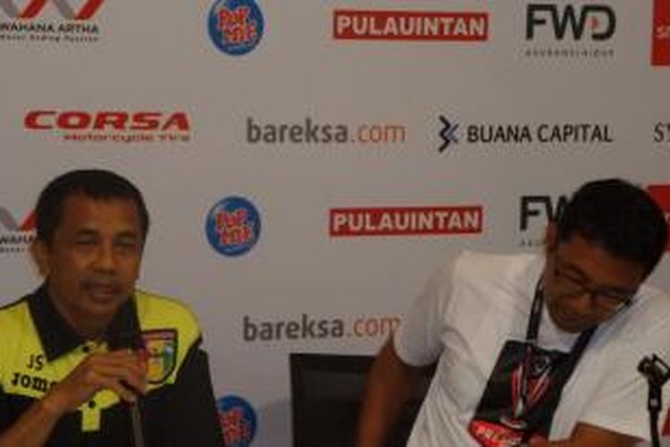 Pelatih Mitra Kukar, Jafri Sastra (kiri), saat jumpa pers seusai pertandingan perdana Grup C Piala Presiden 2015 melawan Bali United di Stadion I Wayan Dipta, Gianyar, Bali, Minggu (30/8/2015).