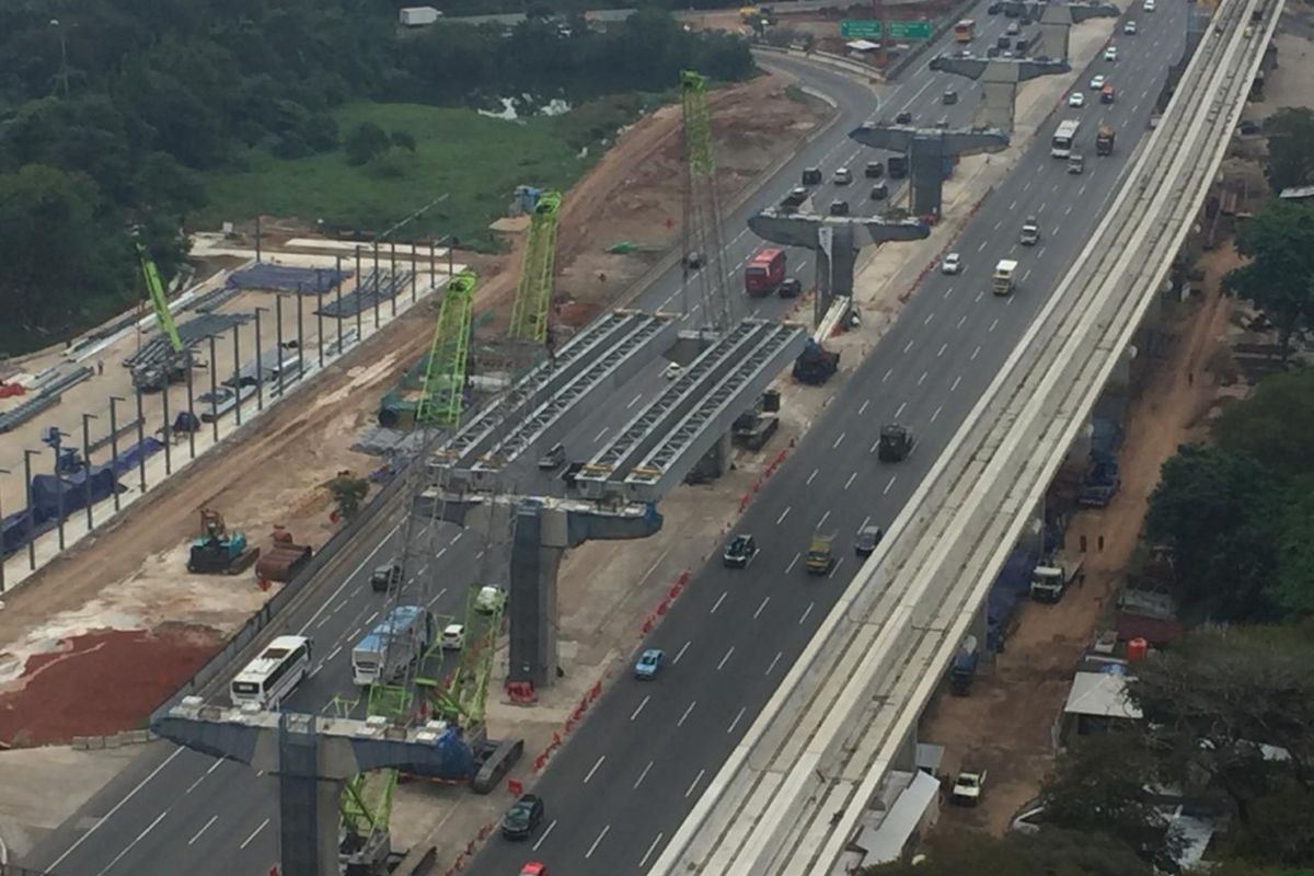 Dua pekerjaan konstruksi di Tol Jakarta-Cikampek, yaitu Light Rail Transit (LRT) dan Tol Jakarta-Cikampek II (Elevated).