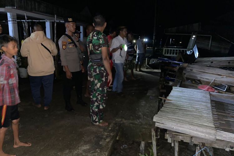 Petugas kepolisian dan TNI saat mengecek lokasi bencana longsor di Kelurahan Kuala Enok, Kecamatan Tanah Merah, Kabupaten Inhil, Riau, Minggu (11/12/2022) malam.