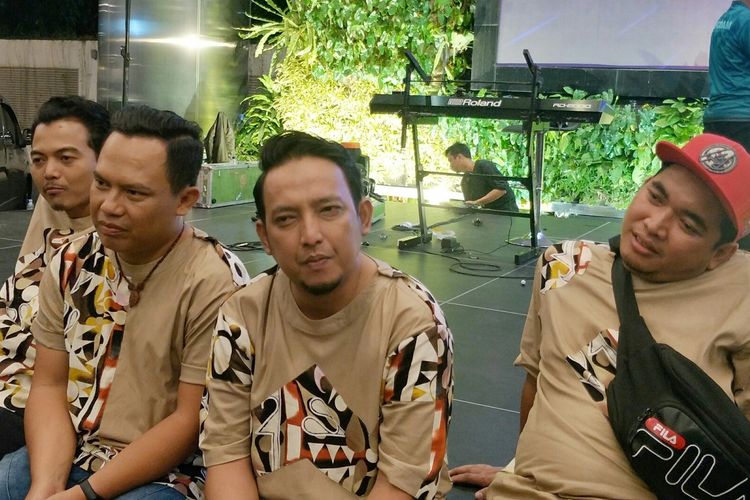 Apoy, Faank, Ovie dan Tomi yang tergabung dalam grup band Wali dalam jumpa pers di kawasan Gatot Subroto, Jakarta Selatan, Kamis (24/10/2019).